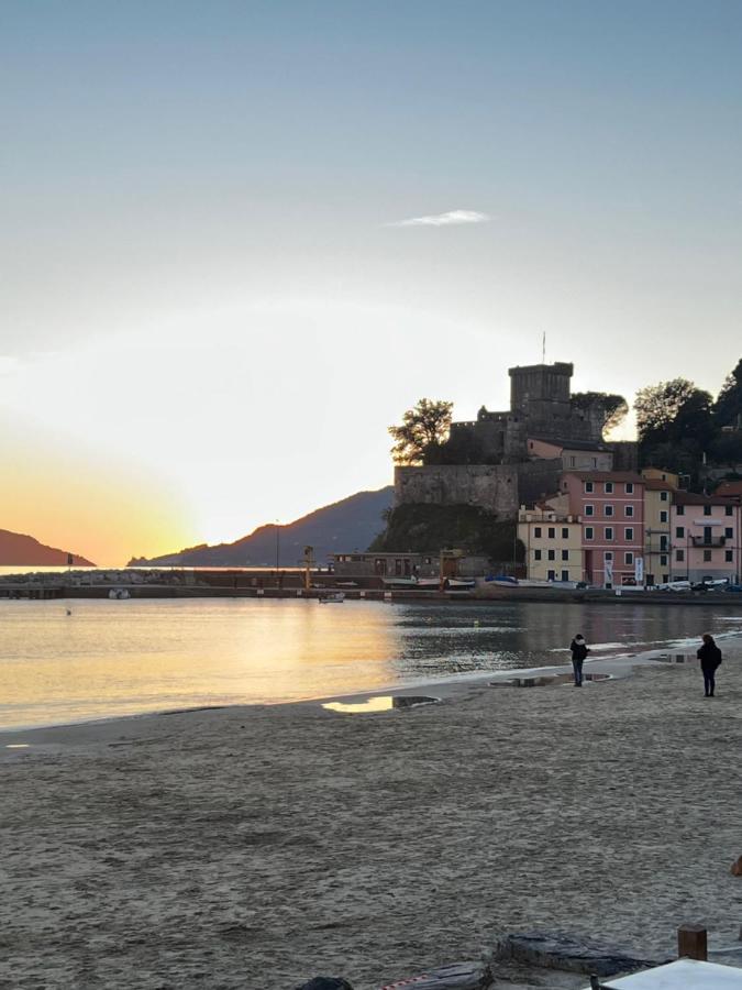 Отель La Torretta A San Terenzo Леричи Экстерьер фото